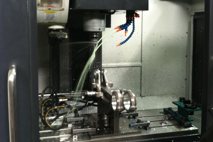 Mecanizado CNC de r&oacute;tulas en el taller de la f&aacute;brica