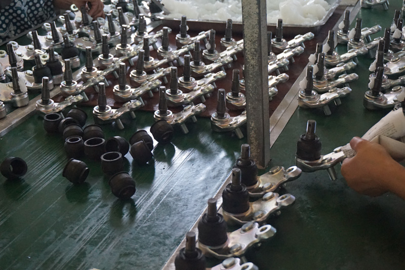 Proceso de montaje de pastillas de freno a cargo de t&eacute;cnicos certificados